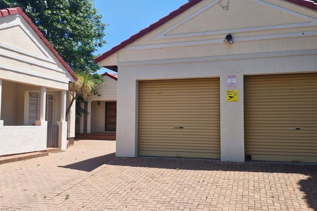 House with flat For Sale in Flamwood Klerksdorp North West - Photo 3