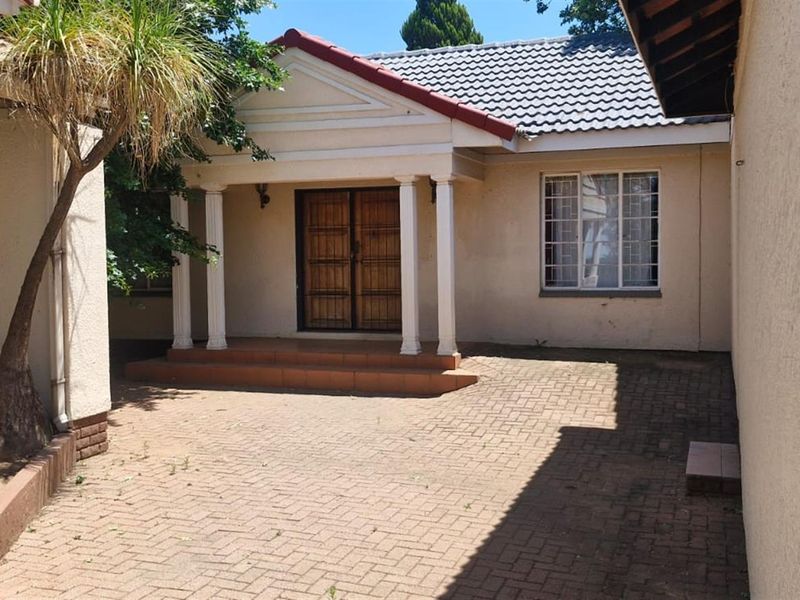 House with flat For Sale in Flamwood Klerksdorp North West - Photo 1