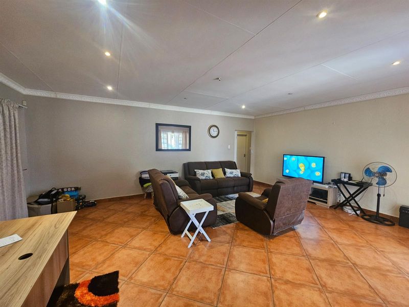 Modern Home in Waterkant Estate, Colts Hill White River,  Mpumalanga - Photo 8