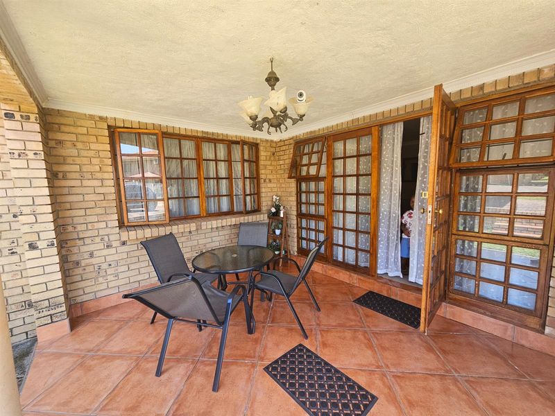 Modern Home in Waterkant Estate, Colts Hill White River,  Mpumalanga - Photo 2