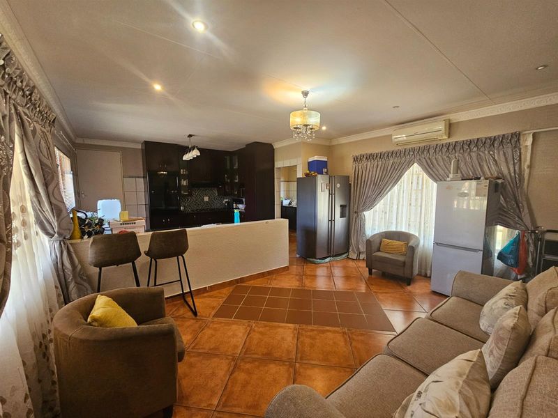 Modern Home in Waterkant Estate, Colts Hill White River,  Mpumalanga - Photo 3