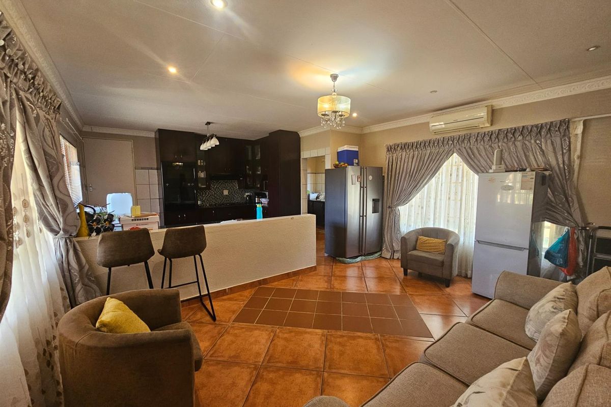 Modern Home in Waterkant Estate, Colts Hill White River,  Mpumalanga - Photo 3