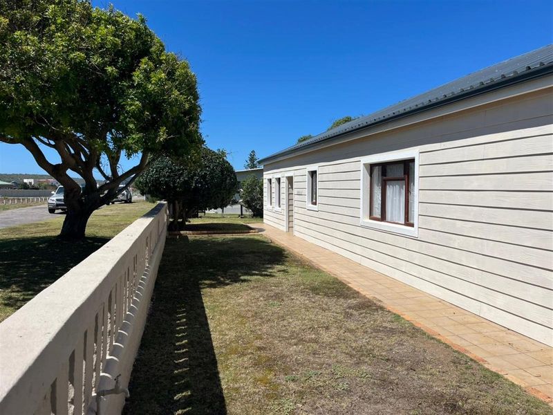 4 Bedroom Brick  House Gouritsmond - Photo 10