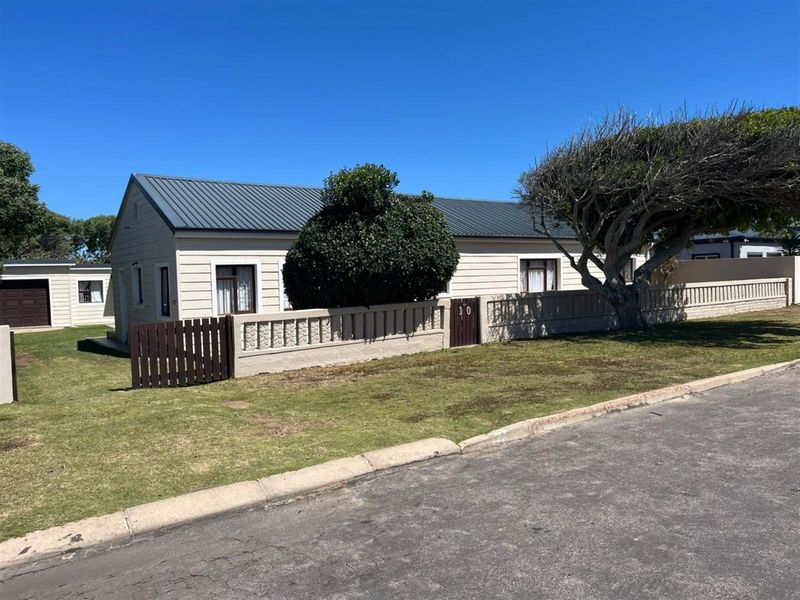 4 Bedroom Brick  House Gouritsmond - Photo 1