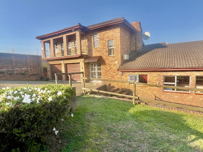 Spacious 5 bedroom house family entertainer with pool  and braai area - Photo 2