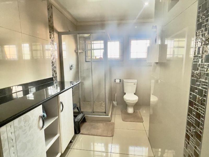 Spacious 5 bedroom house family entertainer with pool  and braai area - Photo 5