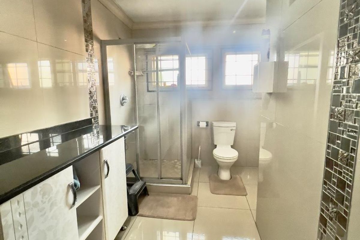 Spacious 5 bedroom house family entertainer with pool  and braai area - Photo 5