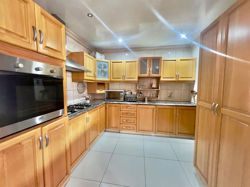 Spacious 5 bedroom house family entertainer with pool  and braai area - Photo 9