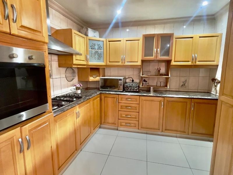 Spacious 5 bedroom house family entertainer with pool  and braai area - Photo 8