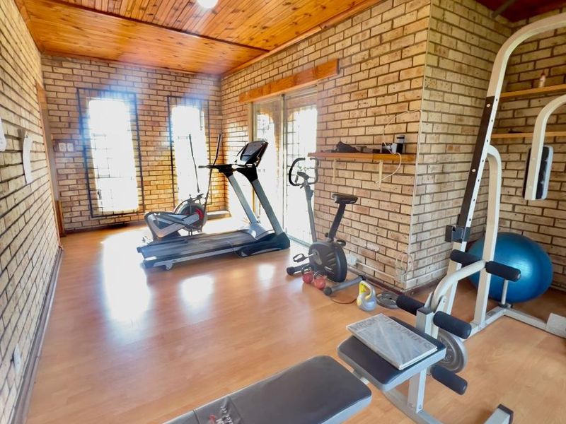 Spacious 5 bedroom house family entertainer with pool  and braai area - Photo 4