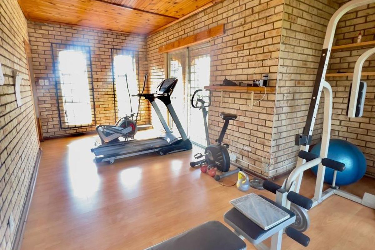 Spacious 5 bedroom house family entertainer with pool  and braai area - Photo 4