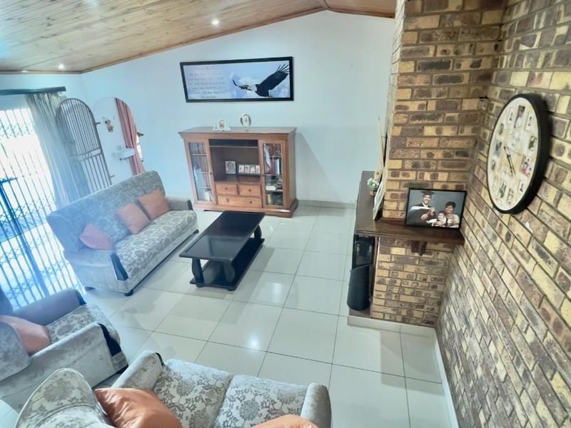Spacious 5 bedroom house family entertainer with pool  and braai area - Photo 3