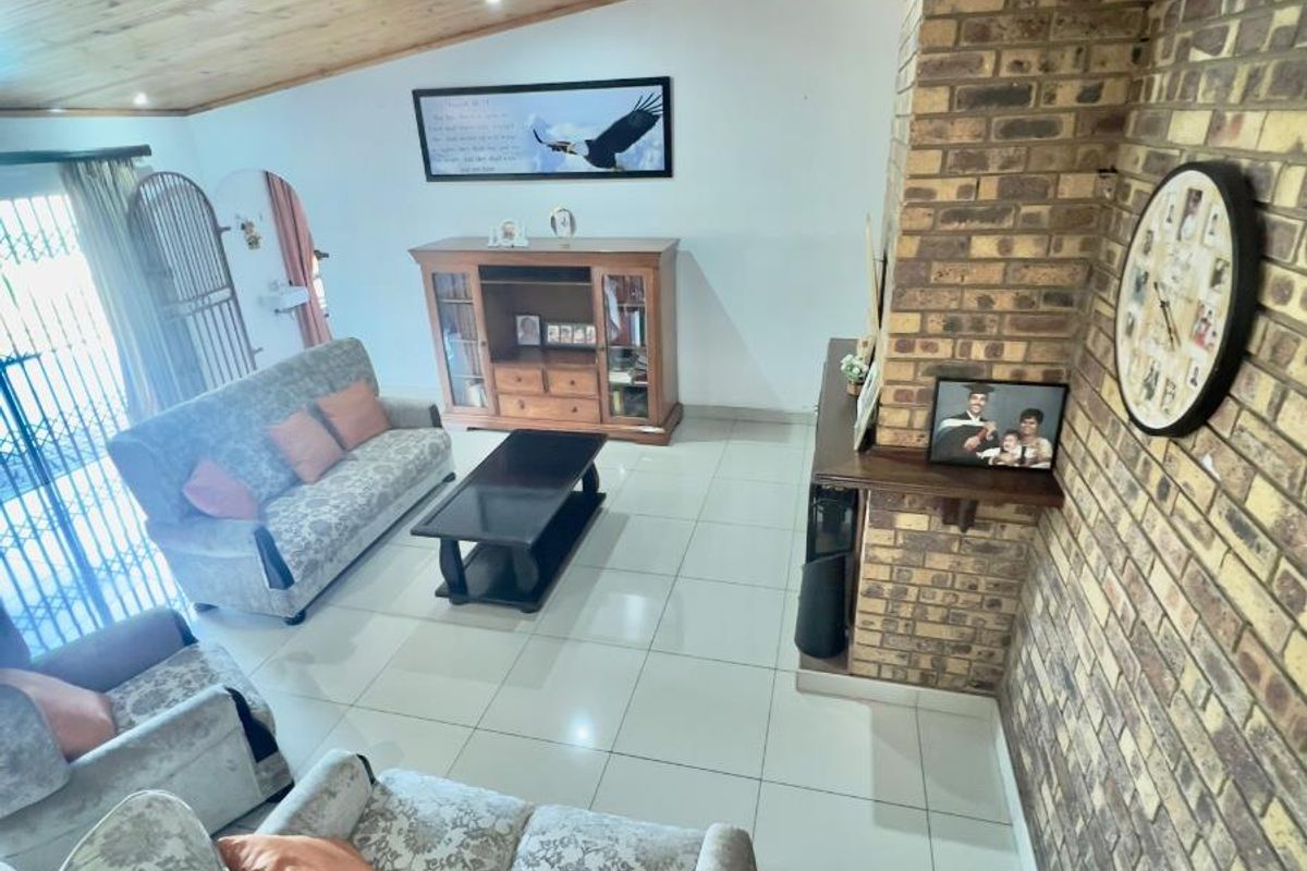 Spacious 5 bedroom house family entertainer with pool  and braai area - Photo 3