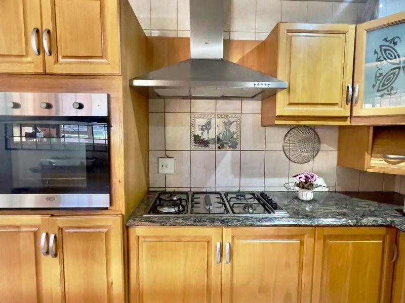 Spacious 5 bedroom house family entertainer with pool  and braai area - Photo 7