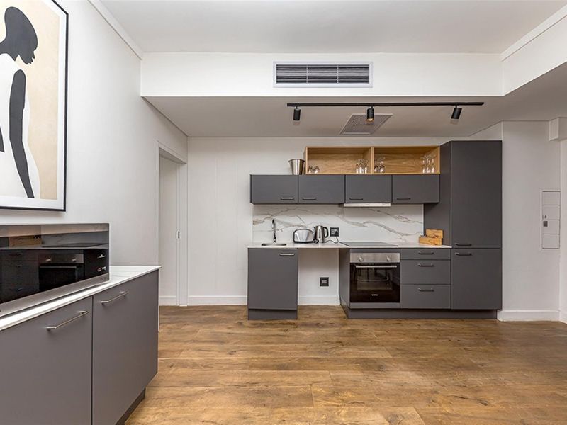 Top-Floor Two-Bedroom Apartment with Dual Balconies - Photo 10