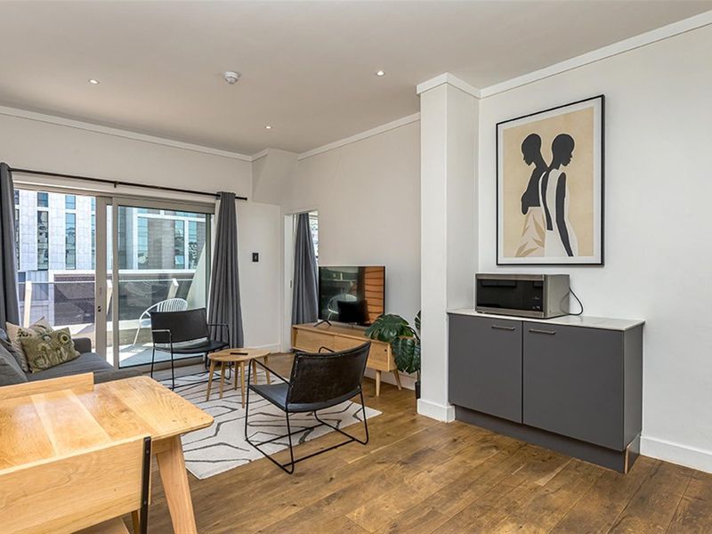 Top-Floor Two-Bedroom Apartment with Dual Balconies - Photo 4