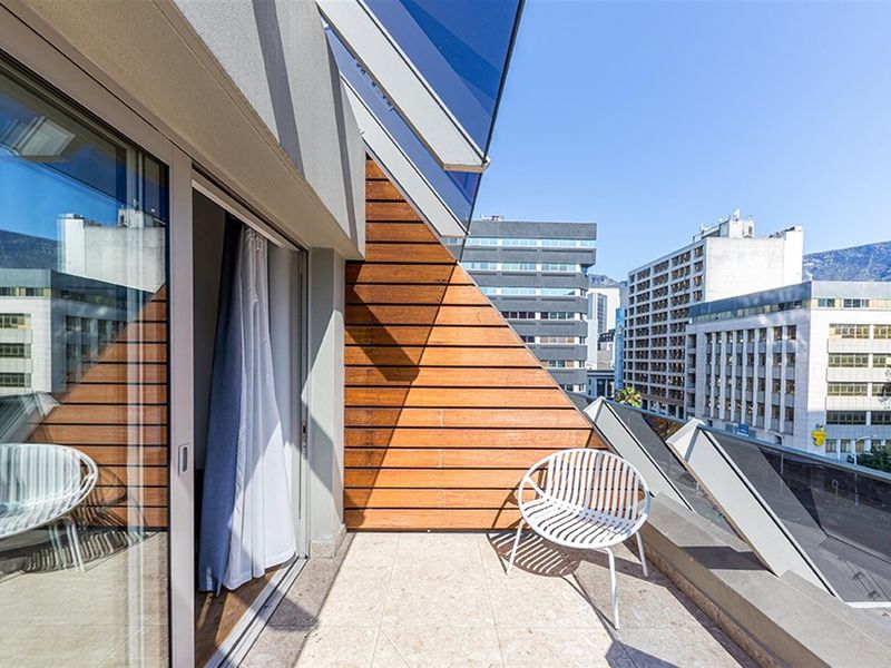 Top-Floor Two-Bedroom Apartment with Dual Balconies - Photo 9