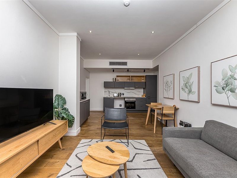 Top-Floor Two-Bedroom Apartment with Dual Balconies - Photo 8