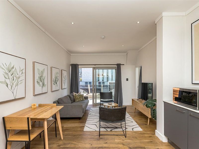 Top-Floor Two-Bedroom Apartment with Dual Balconies - Photo 7