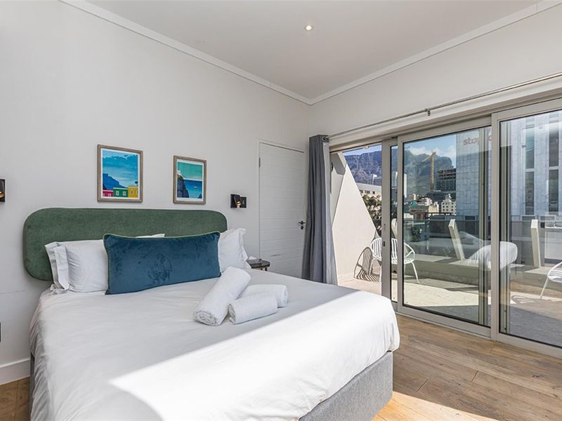 Top-Floor Two-Bedroom Apartment with Dual Balconies - Photo 2