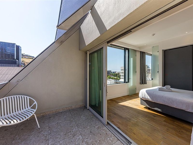 Top-Floor Two-Bedroom Apartment with Dual Balconies - Photo 3