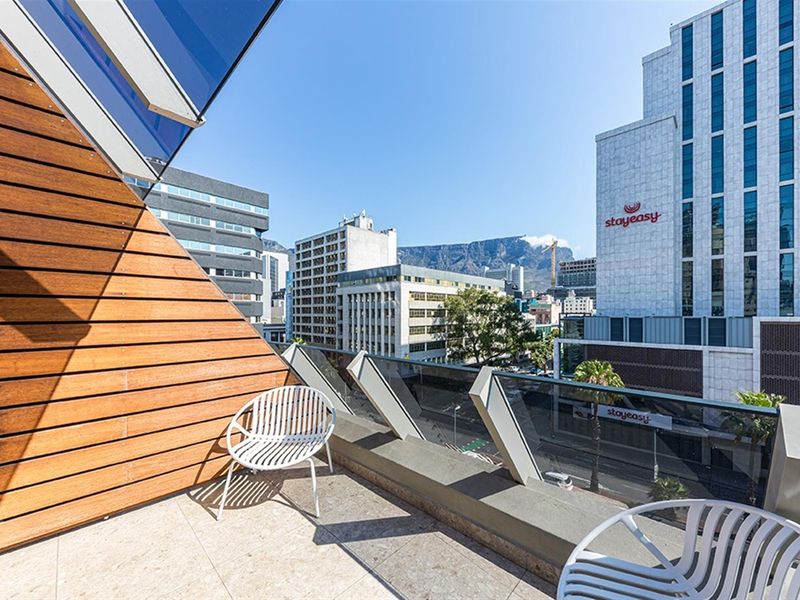 Top-Floor Two-Bedroom Apartment with Dual Balconies - Photo 5