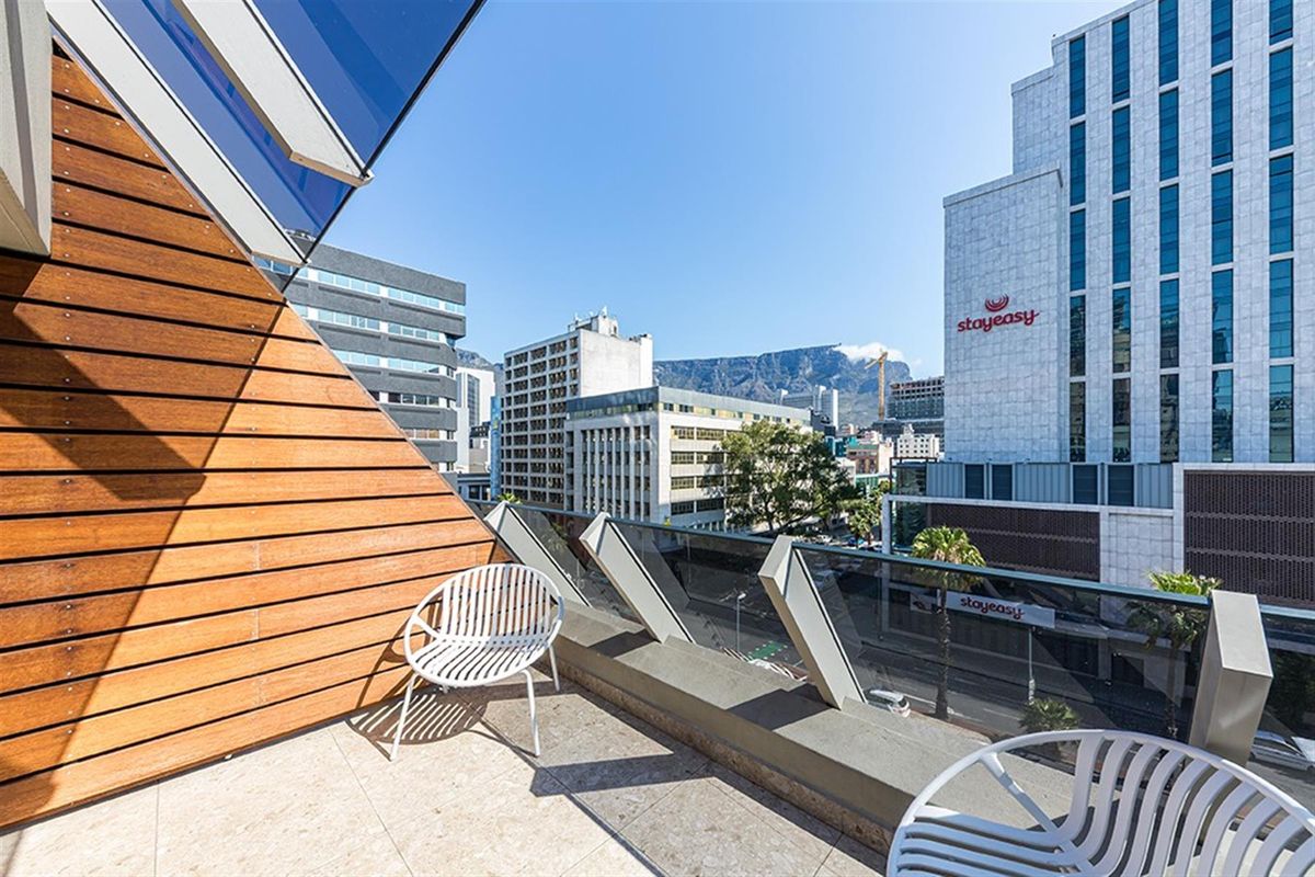 Top-Floor Two-Bedroom Apartment with Dual Balconies - Photo 5