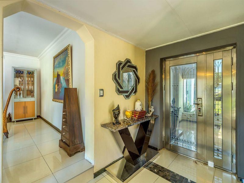 Family Home For Sale in Lonehill, Sandton - Photo 2