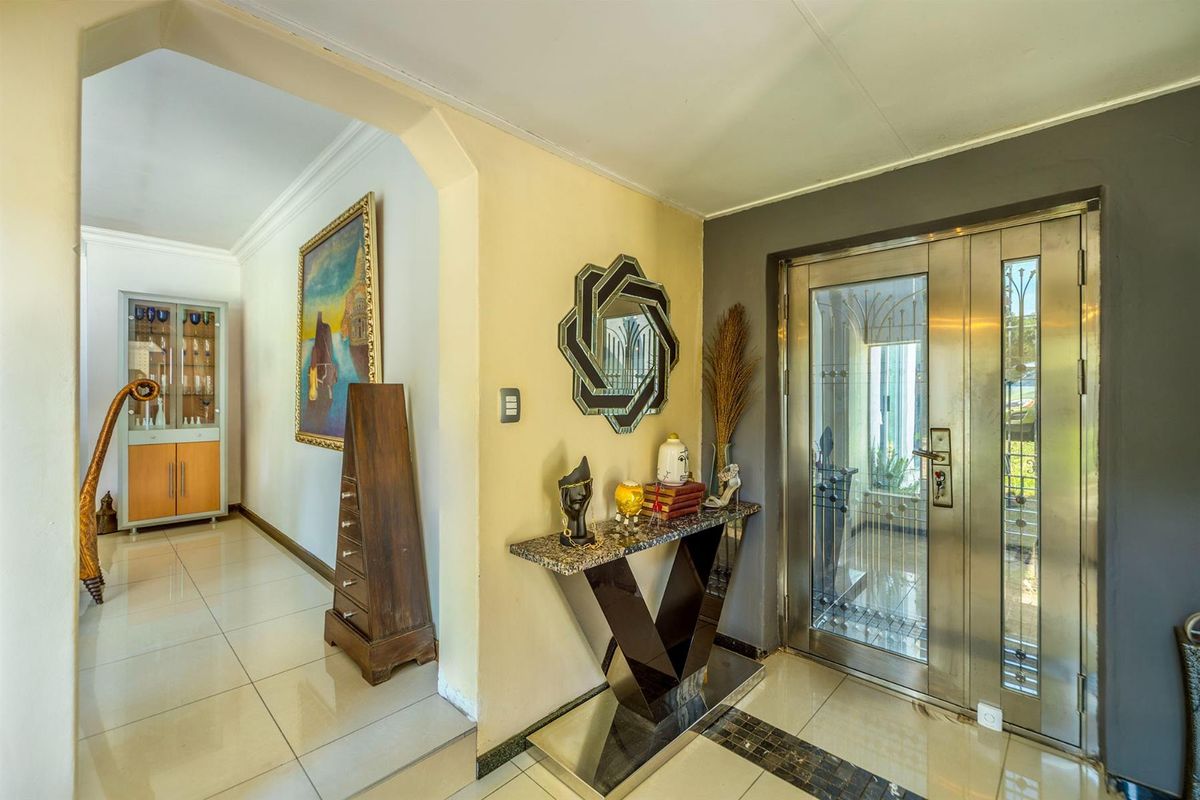 Family Home For Sale in Lonehill, Sandton - Photo 2