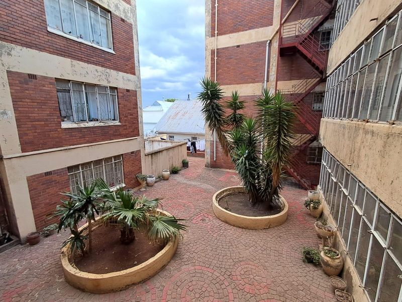 Apartment For Sale in Yeoville, Johannesburg - Photo 2