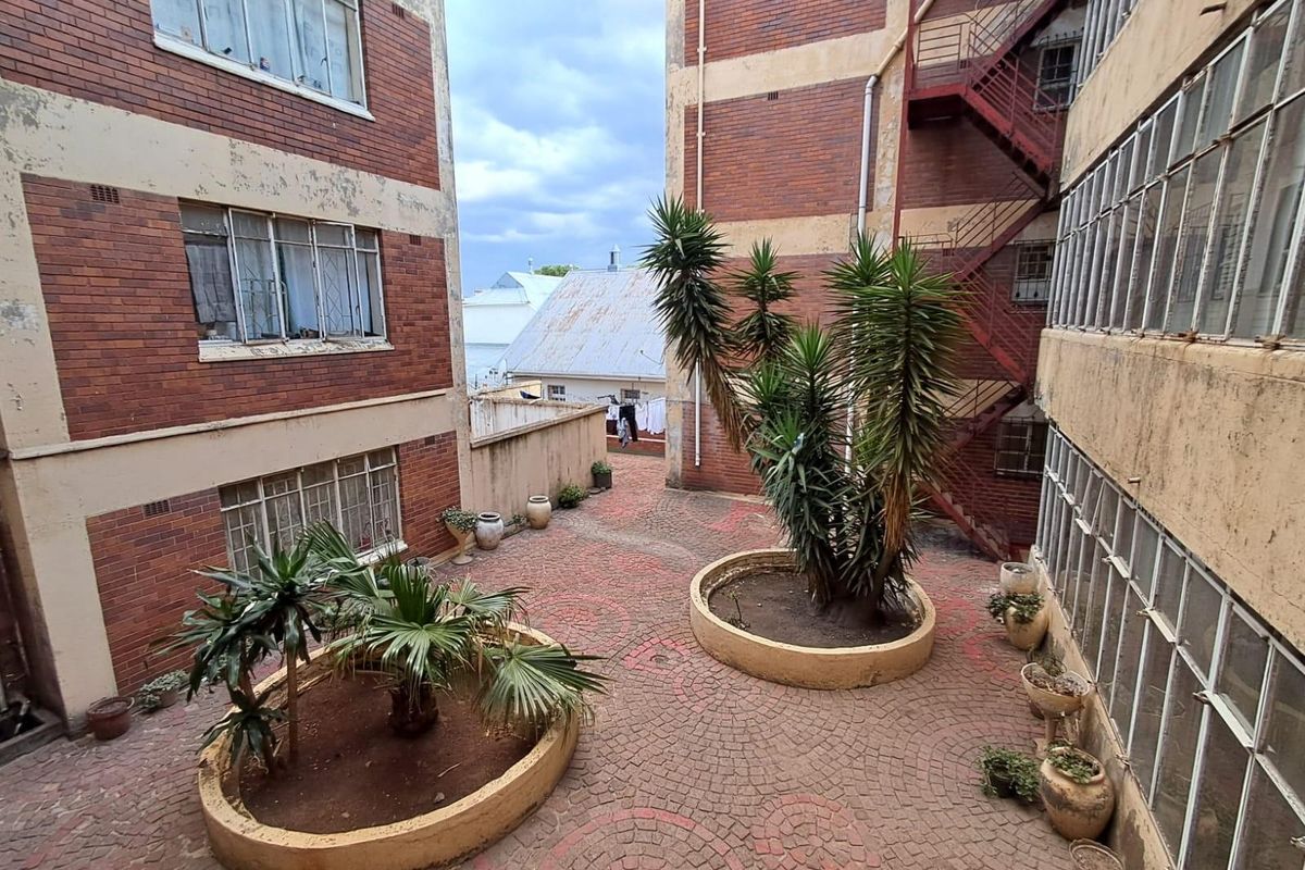 Apartment For Sale in Yeoville, Johannesburg - Photo 2