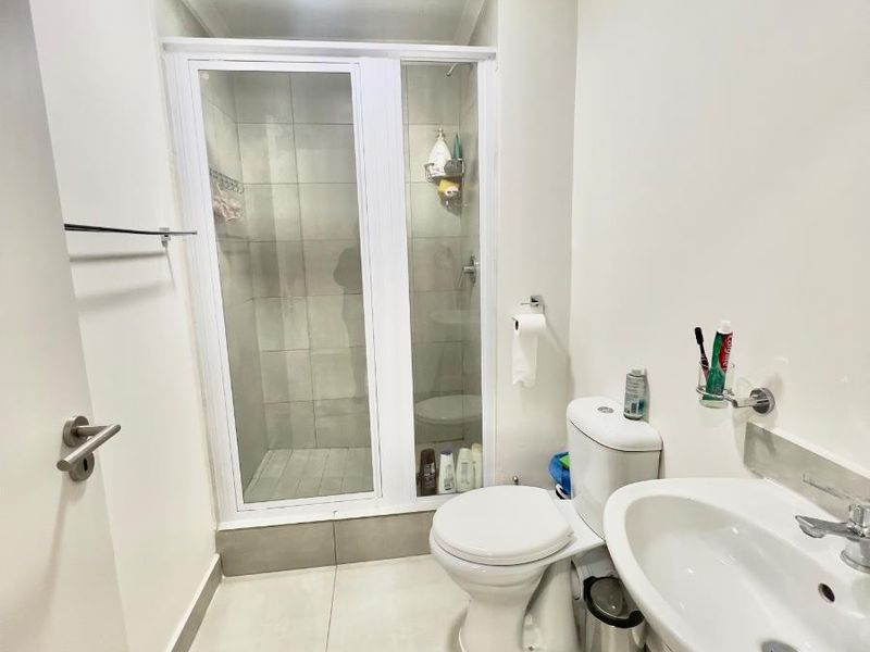 Ground-Floor Modern 1-Bedroom, 1 Bathroom Apartment in Eco-Smart Hesketh Estate, Hayfields - Photo 10