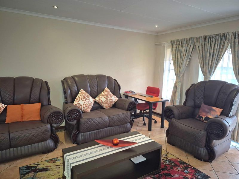 Your easy first step into Mooikloof Ridge living - Photo 6