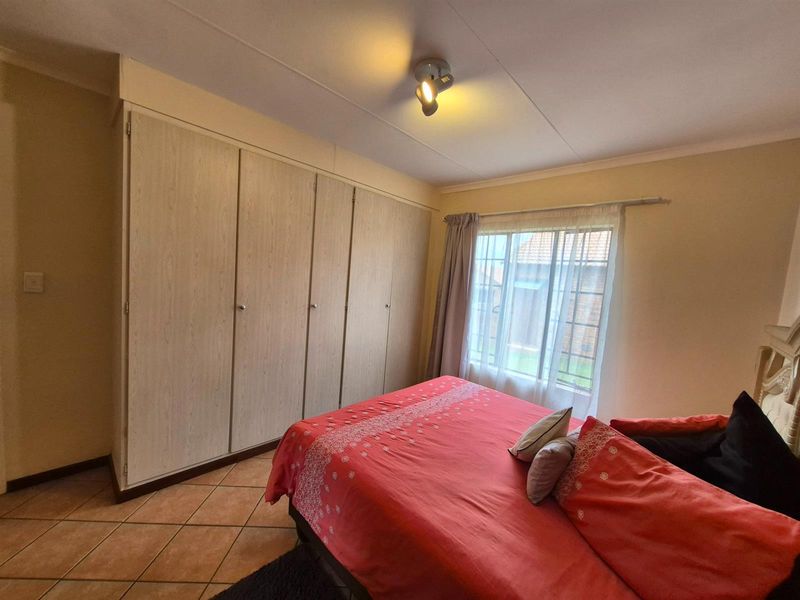 Your easy first step into Mooikloof Ridge living - Photo 9