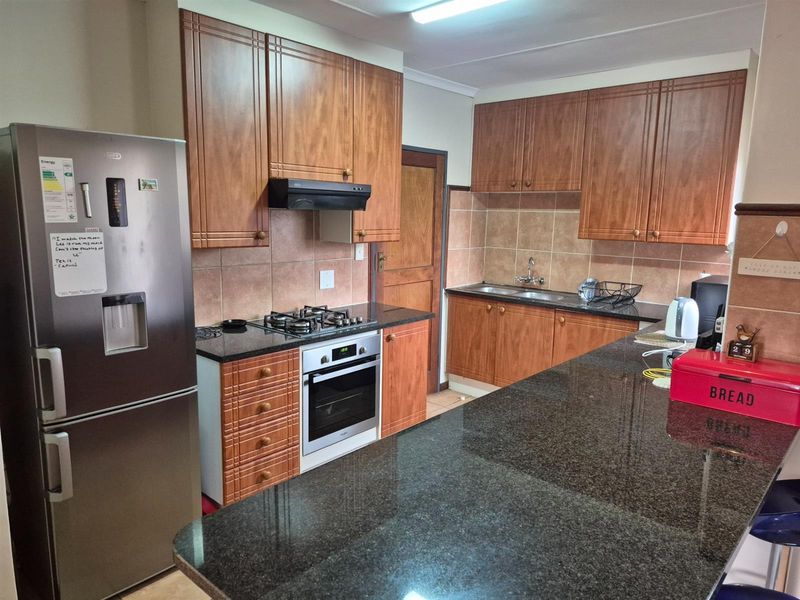 Your easy first step into Mooikloof Ridge living - Photo 2