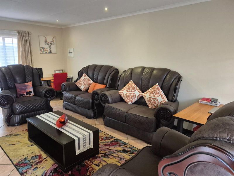 Your easy first step into Mooikloof Ridge living - Photo 5