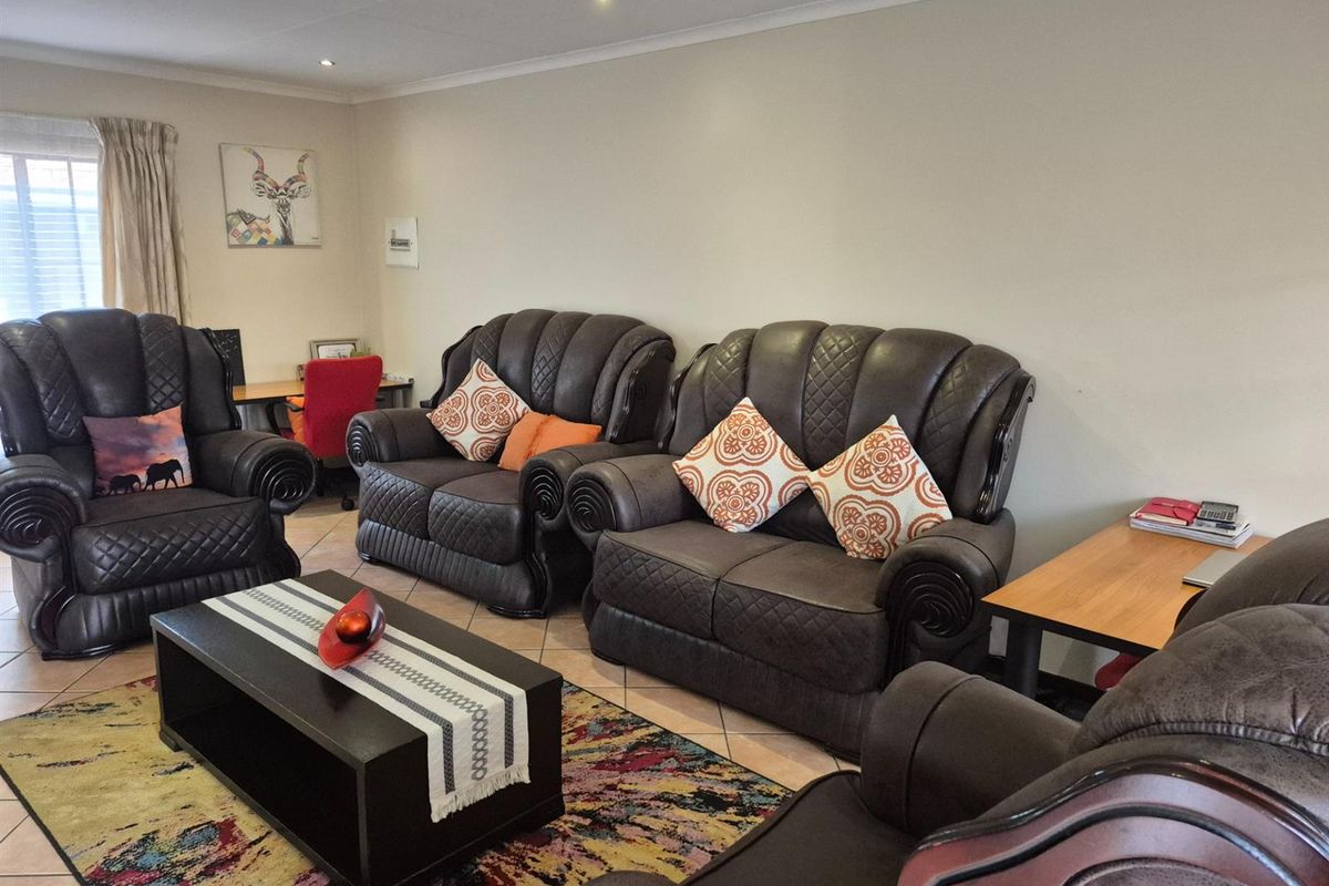 Your easy first step into Mooikloof Ridge living - Photo 5