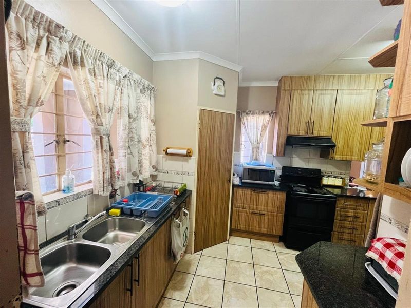 3 Bedroom House For Sale in Theresapark, Akasia - Photo 7