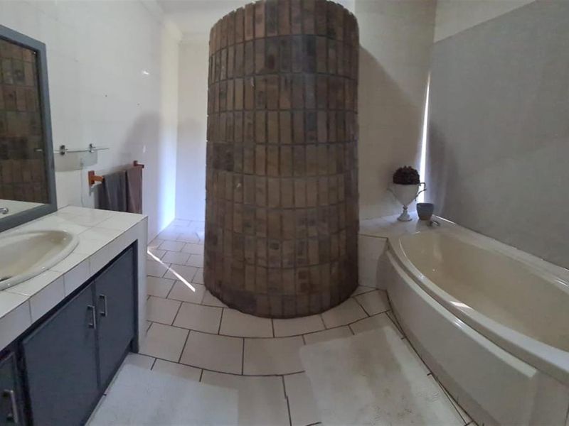 Modern Family Haven & Entertainer’s Dream in Marble Hall! - Photo 7