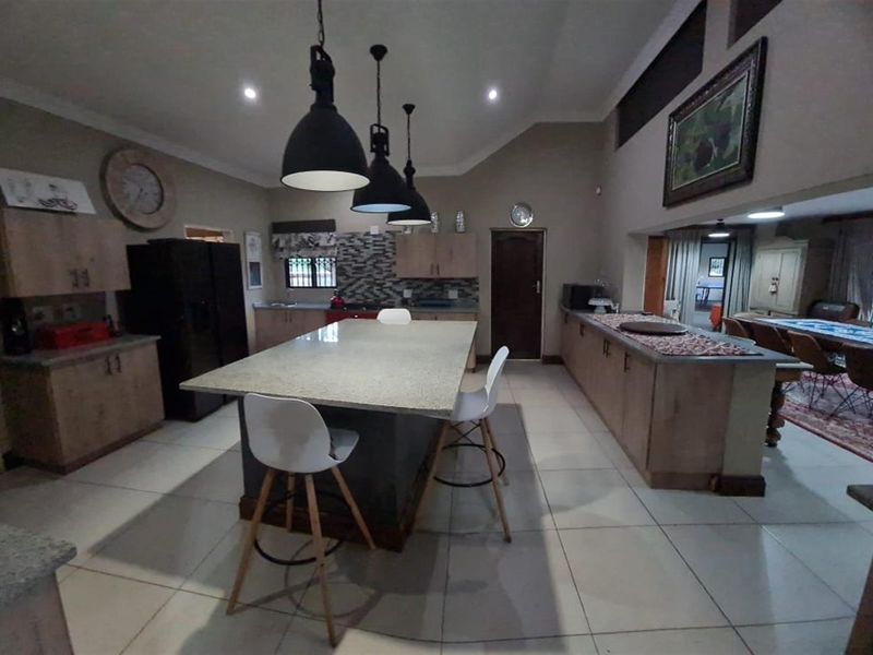 Modern Family Haven & Entertainer’s Dream in Marble Hall! - Photo 6