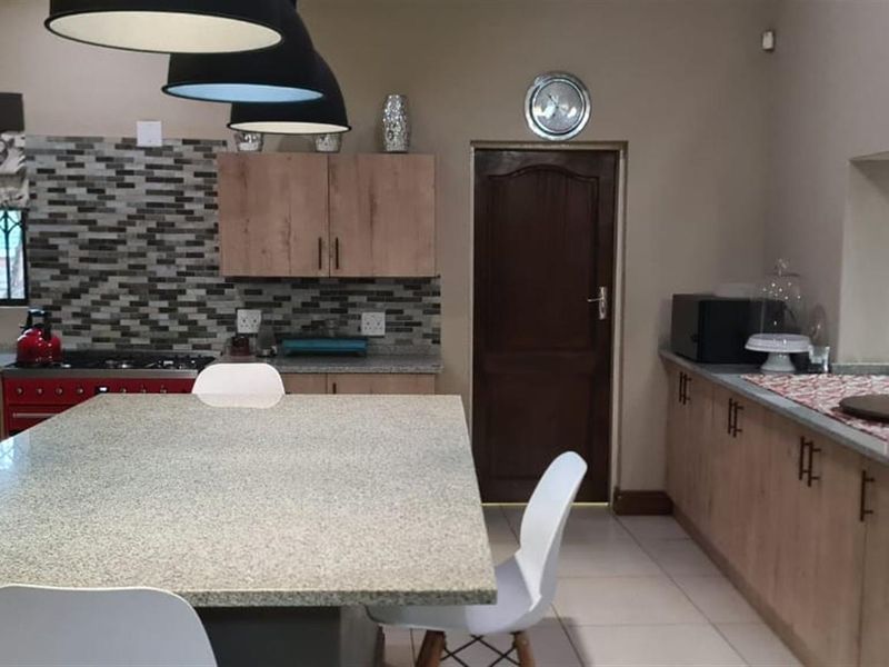 Modern Family Haven & Entertainer’s Dream in Marble Hall! - Photo 4