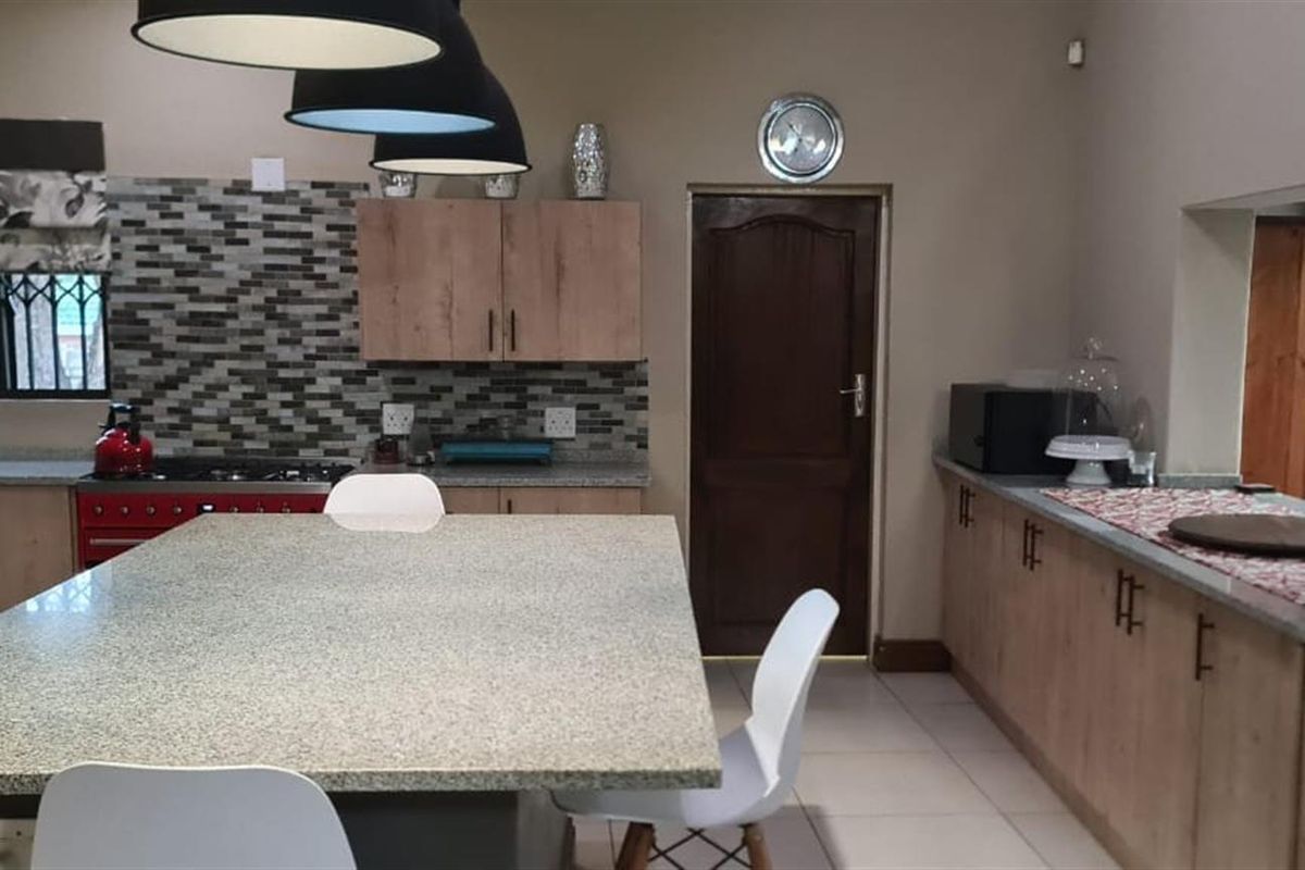 Modern Family Haven & Entertainer’s Dream in Marble Hall! - Photo 4