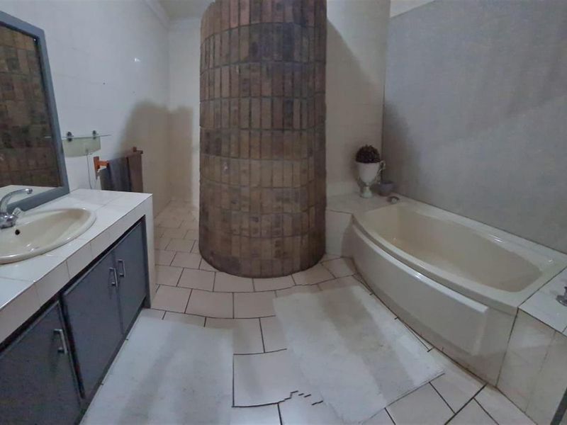 Modern Family Haven & Entertainer’s Dream in Marble Hall! - Photo 2