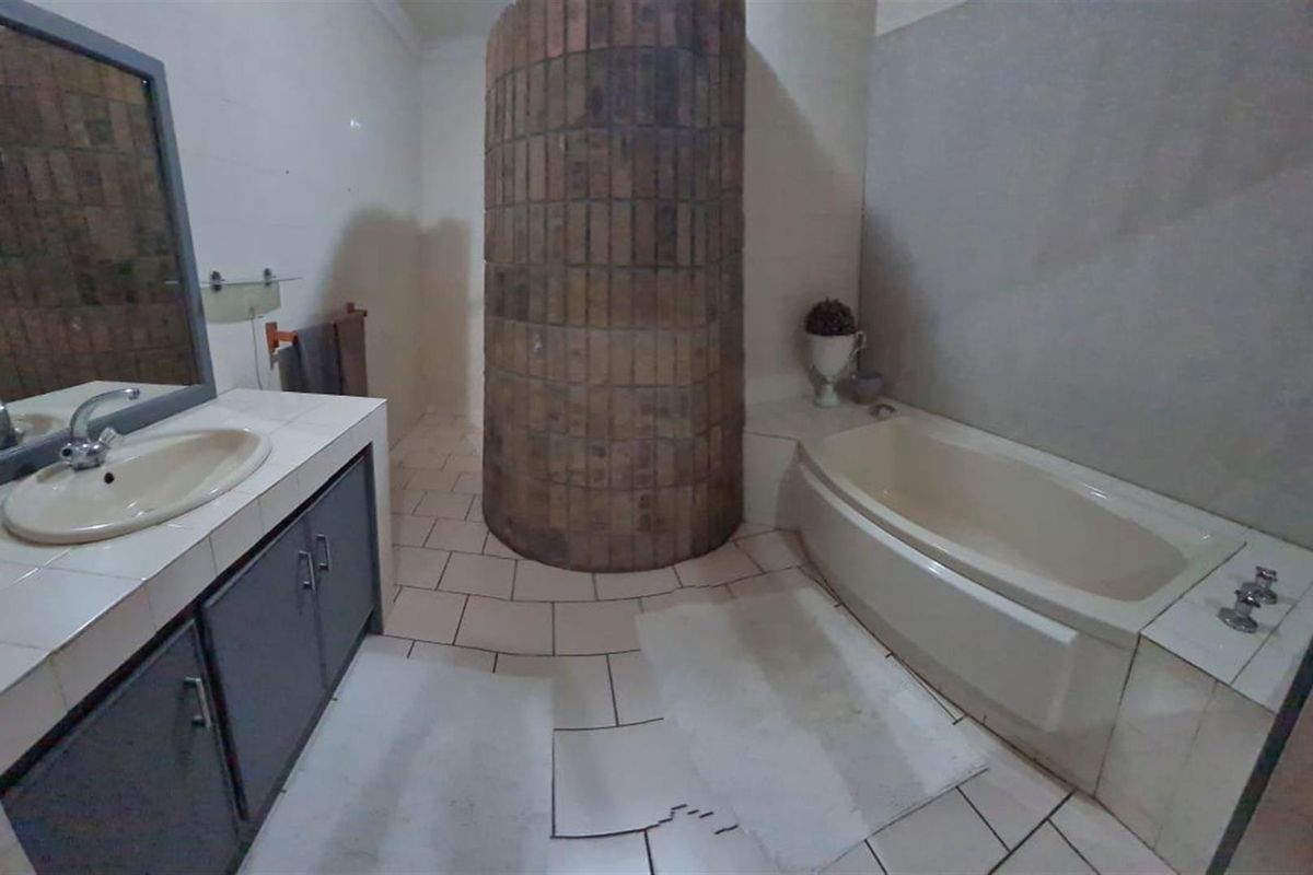 Modern Family Haven & Entertainer’s Dream in Marble Hall! - Photo 2