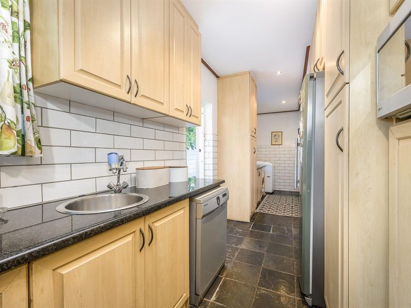 4 Bedroom family house with great LOCATION! - Photo 10
