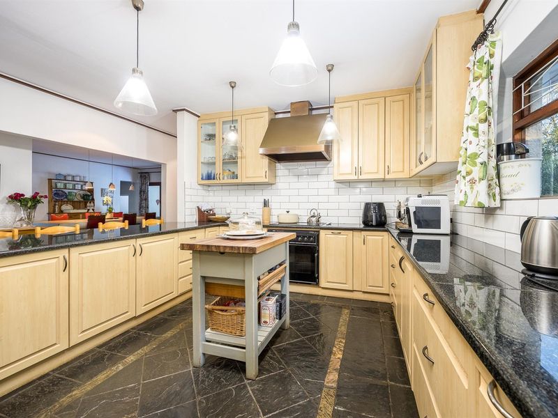 4 Bedroom family house with great LOCATION! - Photo 9