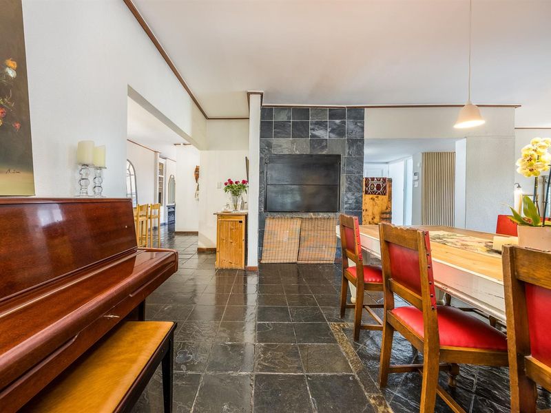 4 Bedroom family house with great LOCATION! - Photo 4