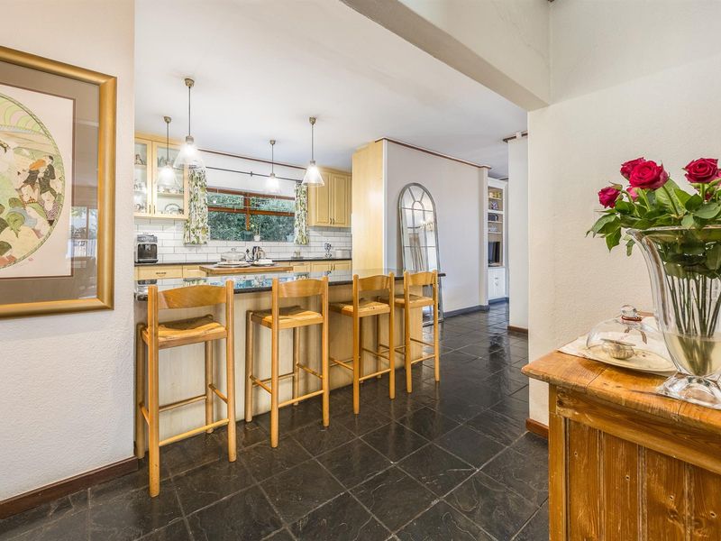 4 Bedroom family house with great LOCATION! - Photo 8