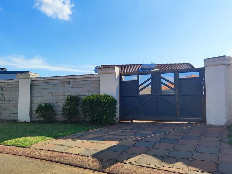 House For Sale in Crystal Park, Benoni - Photo 2