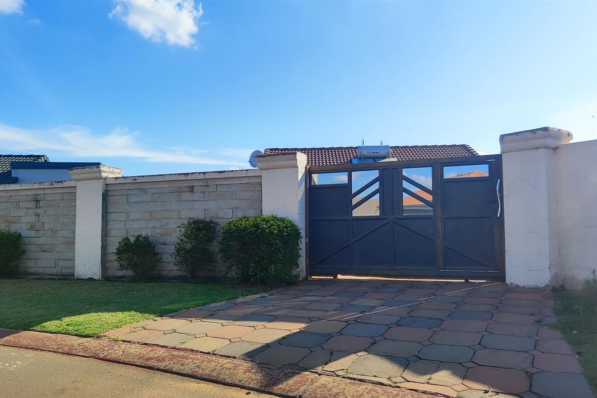 House For Sale in Crystal Park, Benoni - Photo 2